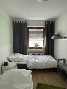 ヴィンターベルクにあるFerienwohnung Rad-Skiのベッド2台と窓が備わる小さな客室です。