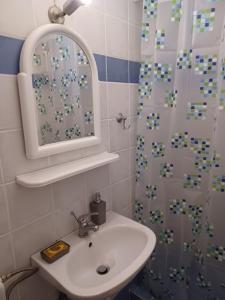 łazienka z umywalką i zasłoną prysznicową w obiekcie Relax and enjoy w mieście Raches