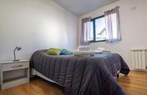 una camera con un letto e un computer portatile di Palacios Bari Alojamientos a San Carlos de Bariloche