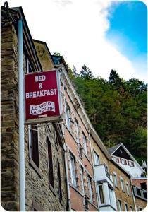 un panneau rouge sur le côté d'un bâtiment dans l'établissement Le Vieux La Roche, à La-Roche-en-Ardenne