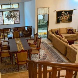 Casa Setra Bandung في باندونغ: غرفة معيشة مع طاولة وأريكة