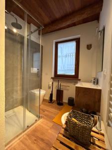 y baño con ducha, aseo y lavamanos. en Locanda Allevè Hotel Ristorante en Pragelato
