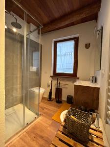 łazienka z prysznicem, toaletą i umywalką w obiekcie Locanda Allevè Hotel Ristorante w mieście Pragelato