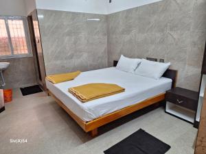 Postel nebo postele na pokoji v ubytování Viruksham Residency