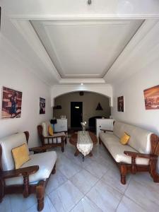 un ampio soggiorno con divani e tavolo di Paradise house a Marrakech