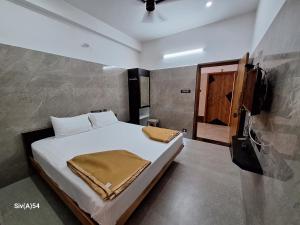 Postel nebo postele na pokoji v ubytování Viruksham Residency