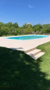 basen z ławką w trawie w obiekcie Rancho Jatobá w mieście Bonito