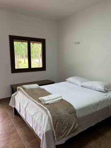 A bed or beds in a room at Rancho Jatobá