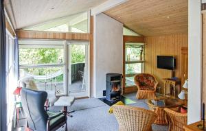 Setusvæði á Awesome Home In Vggerlse With 4 Bedrooms And Sauna
