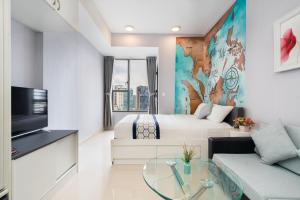 - un salon avec un lit et un canapé dans l'établissement Goby home in Rivergate Luxury Apartment - near Ben Thanh market, à Hô-Chi-Minh-Ville