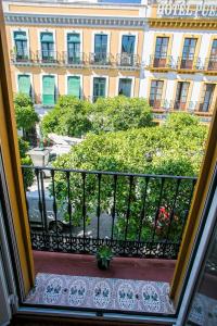 balcone con vista su un edificio. di Pensión Dulces Sueños a Siviglia