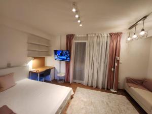 1 dormitorio con cama, escritorio y ventana en Apartman 18, en Debrecen