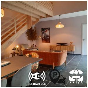 ein Wohnzimmer mit Sofa und Tisch in der Unterkunft Le Vertigo proche centre histo avec 2 parkings in Sarlat-la-Canéda