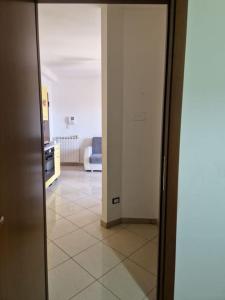 een open deur naar een hal met een woonkamer bij Affitto bilocale Pomezia in Pomezia