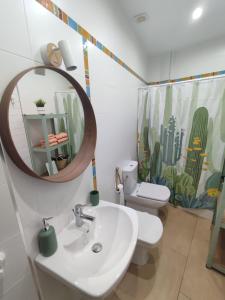 bagno con lavandino, servizi igienici e specchio di VISTA ALMIJARA a Frigiliana