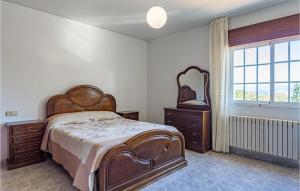- une chambre avec un lit, une commode et un miroir dans l'établissement 4 Bedroom Stunning Apartment In Poio, à Poio
