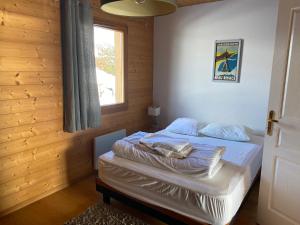 Un pat sau paturi într-o cameră la CHALET CATHOGUI