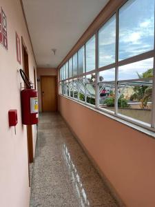 a hallway of a building with a window and a hallway sidx sidx at Flat - Suíte Trocadéro - 112 in Lagoa Santa