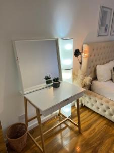 a dressing table in a room with a mirror at 3-Bedroom Apartment In The Heart of London in London