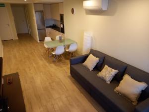 una sala de estar con un sofá y una mesa en El Ritual Apartamento, en Tudela