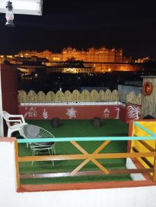 uma vista para um campo de basebol à noite em City and Palace view guest House em Udaipur