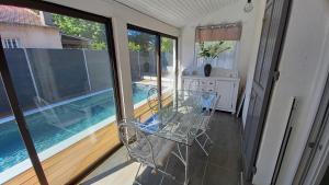 a balcony with a table and a swimming pool at Villa Vacances avec piscine Côte d'Azur in La Londe-les-Maures
