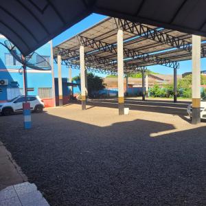 ein Parkplatz mit einem Auto unter einem Pavillon in der Unterkunft FRONTIER PALACE HOTEL in Ponta Porã