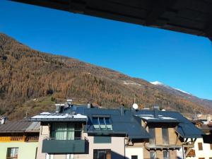 a view of a building with a mountain in the background at Spazioso appartamento Nico in Dimaro