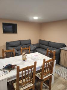 ein Wohnzimmer mit einem Tisch und einem Sofa in der Unterkunft Casa Souto in Santa Comba