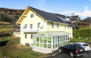 una casa con un coche aparcado delante de ella en Pet Friendly Home In Oberwlz With Kitchen, en Oberwölz Stadt
