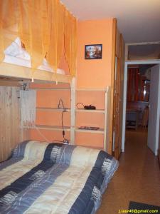 a bedroom with two beds in a room at Studio Saint Lary Soulan in Saint-Lary-Soulan