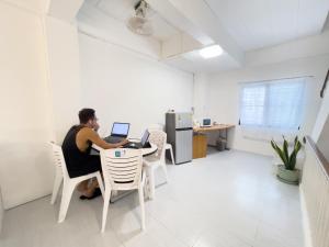 TRANSIT Donmueang Airport HOSTEL的电视和/或娱乐中心