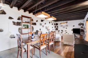 uma sala de jantar com uma mesa de madeira e cadeiras em El Lagar em Jerez de la Frontera