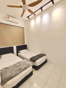 Postel nebo postele na pokoji v ubytování Sakura 1 Homestay Kampar Landed