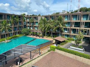 een uitzicht over een zwembad in een gebouw bij Pixel Condo - Panwa Beach in Ban Ao Makham