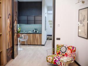 Mola Mola Apart Hotel في إلفيف: غرفة معيشة مع كرسي ومطبخ
