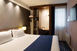 una camera d'albergo con letto e scrivania di Holiday Inn Express Amiens, an IHG Hotel ad Amiens