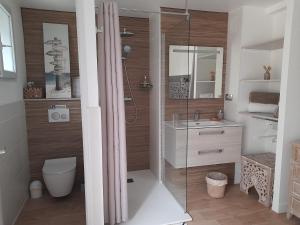 ein Bad mit einer Dusche, einem WC und einem Waschbecken in der Unterkunft La Clairière du Seignanx in Saint-Martin-de-Seignanx