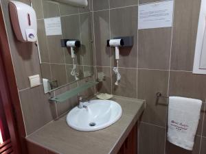 a bathroom with a sink and a mirror at Hôtel Saïfee International in Toliara