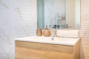 een badkamer met een wastafel en een spiegel bij 106JAR - 3- Studio équipés - Proche calanque in Marseille