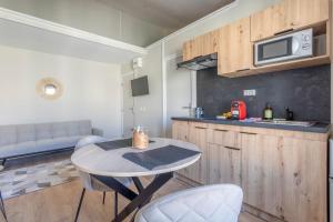 een keuken met een tafel en stoelen in een kamer bij 106JAR - 3- Studio équipés - Proche calanque in Marseille