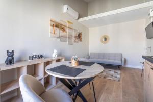 een woonkamer met een tafel en een bank bij 106JAR - 3- Studio équipés - Proche calanque in Marseille