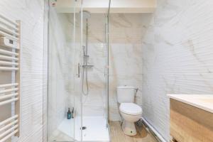 een witte badkamer met een douche en een toilet bij 106JAR - 3- Studio équipés - Proche calanque in Marseille