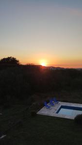 Východ nebo západ slunce při pohledu z prázdninového domu nebo okolí