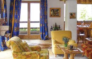 Cozy Home In Kitzbhel With House A Mountain View في Haselwand: غرفة معيشة مع كرسيين وطاولة
