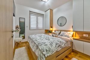 ズラティボールにあるApartman Martinovicのベッドルーム(ベッド1台、鏡付) +23枚の写真