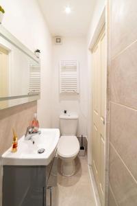 a bathroom with a white toilet and a sink at (Covent Garden) Cozy Apartment Central London in London