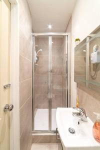 ein Bad mit einer Dusche und einem Waschbecken in der Unterkunft (Covent Garden) Cozy Apartment Central London in London