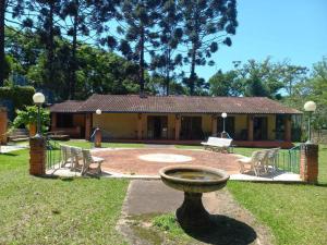 a house with a bird bath in a yard at Hospedagem para grupos in Piedade