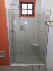 a shower with a glass door in a bathroom at Hospedagem para grupos in Piedade